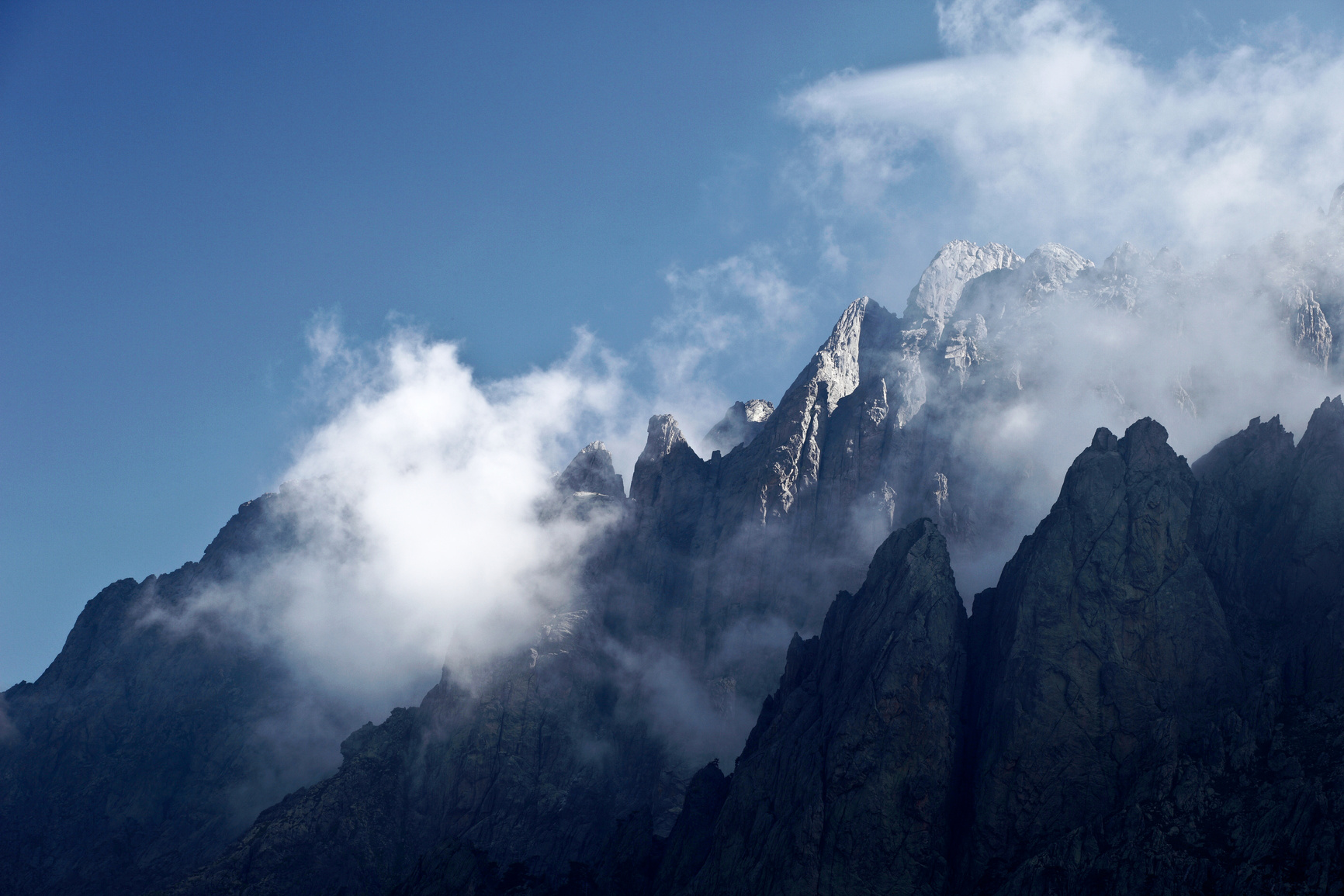 High mountain. Дыхтау гора. Горы в тумане. Серые горы в тумане. Вершины гор в тумане.